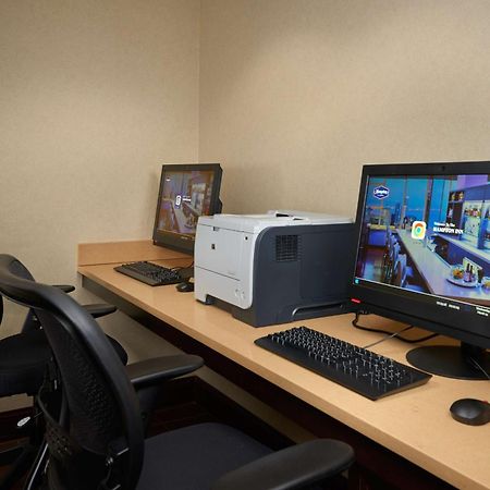 ハンプトン イン ゴールズボロ エクステリア 写真